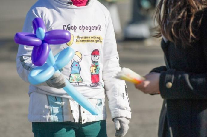 «Волонтеры» с боксами для пожертвований совершили кражу средь бела дня в Таганроге