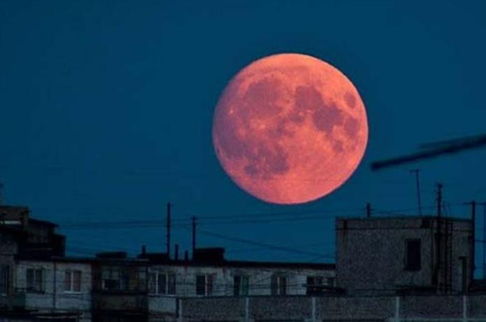 Жителям Таганрога выпала возможность увидеть редчайшее явление - кровавое затмение