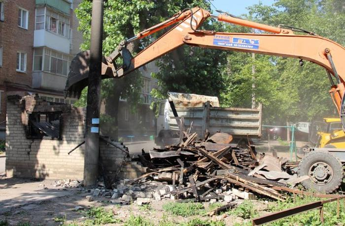 На радость жителям в Таганроге снесли опасный аварийный сарай