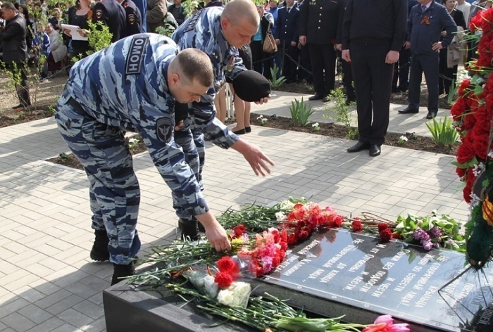 В Таганроге открыли обновленный памятник погибшим в 1941 году милиционерам