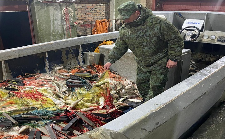 Под Таганрогом браконьеры пытались скрыться от пограничного наряда с уловом почти на 6 млн рублей