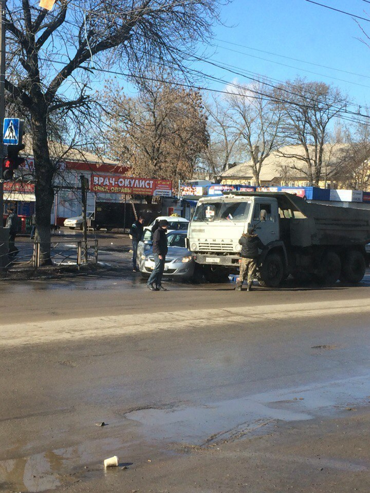 В Таганроге столкнулись КАМАЗ и легковушка