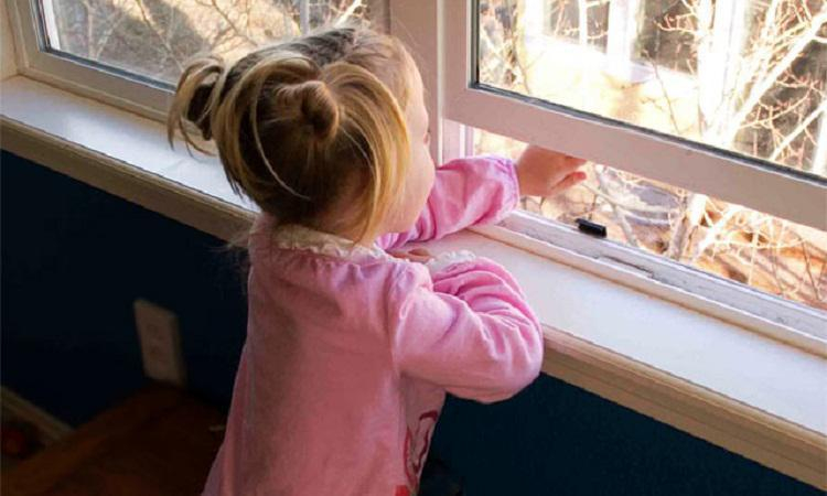 В Таганроге двухлетняя девочка выпала из окна пятого этажа
