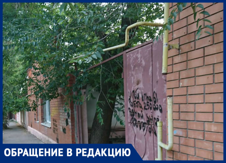 Местный житель возмущен, что в Таганроге безнаказанно бросают здания