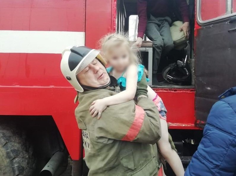 Огнеборцы спасли шестерых детей в пожаре под Таганрогом