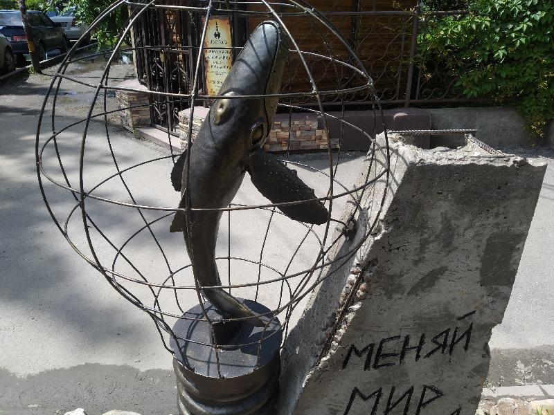 «Срочно едем в Таганрог»: рокеры из «Lumen»* запостили к себе в Инстаграм фото «Блокнот» с арт-объектом в их честь