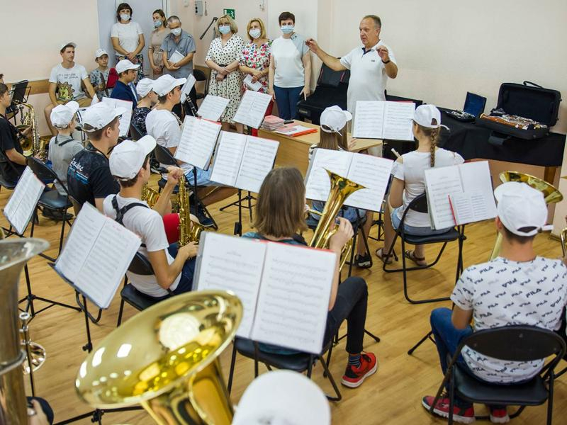 Гобой, кларнет или саксофон: в Таганроге Детская музыкальная школа им. Абузарова получила комплект инструментов