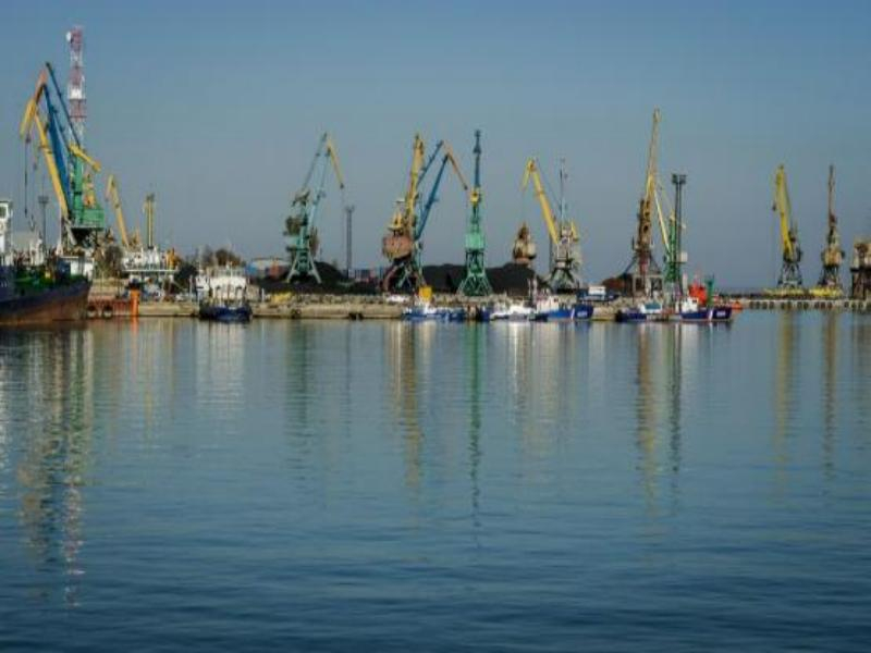 В Таганрогском заливе скопились суда