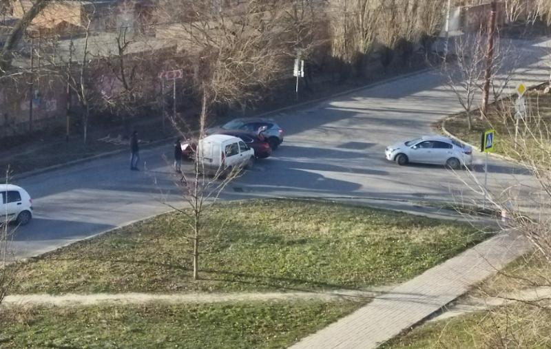 Ни дня без ДТП: в Таганроге столкнулись два автомобиля возле роддома