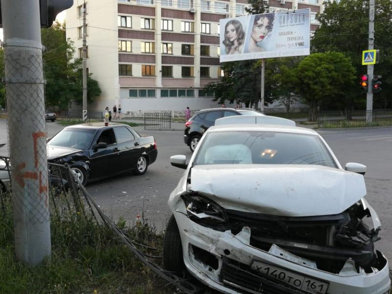 В Таганроге дорогу не поделили отечественное авто и иномарка
