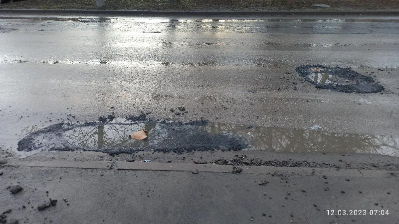 Таганроженка показала, как отремонтировали дорогу на улице Ломоносова