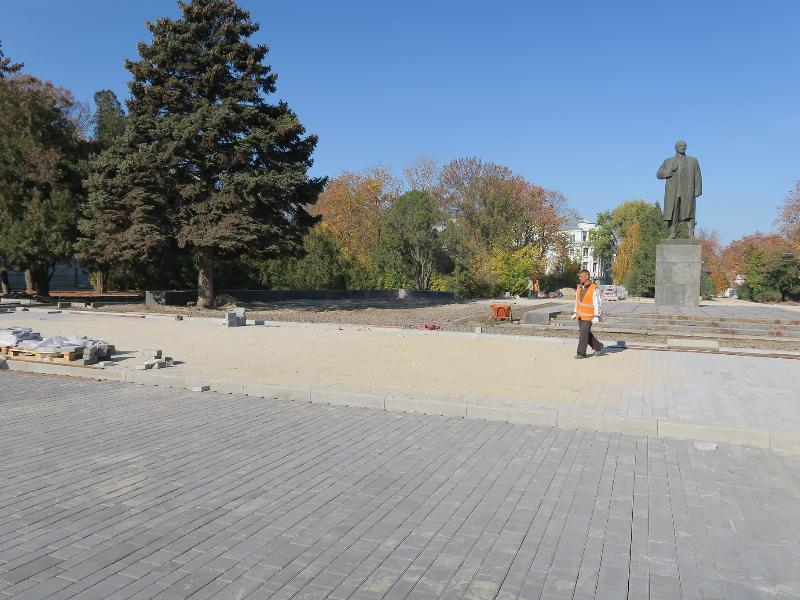 «Это не спортивный стадион», - депутат гордумы Таганрога Овсиенко защищает плиточное покрытие Октябрьской площади