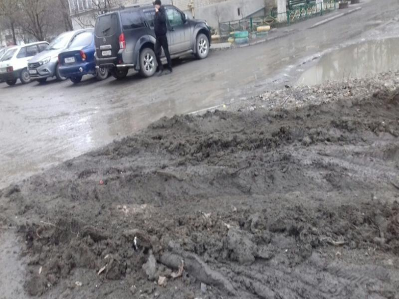 Автолюбители Таганрога превращают газоны и тротуары в «кашу»