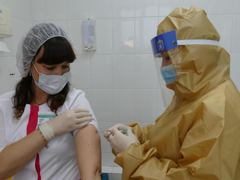 Прививка во благо: 22 млн рублей получат врачи Таганрога