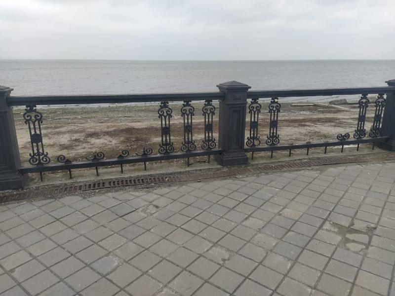 В Таганроге на Пушкинской набережной вандалы сломали чугунные заборы