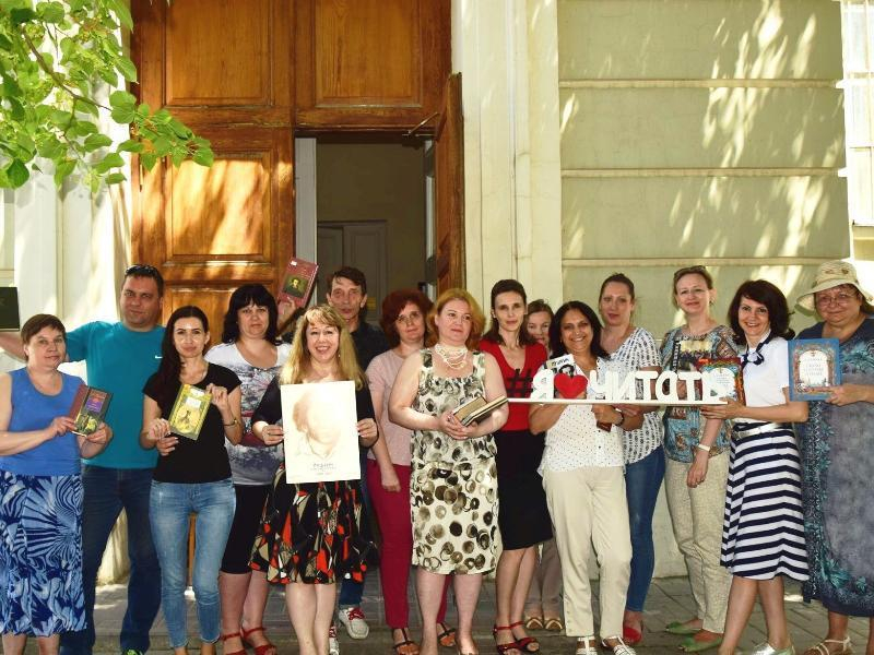 Таганрогская библиотека имени Чехова провела акцию «Летний читальный зал»