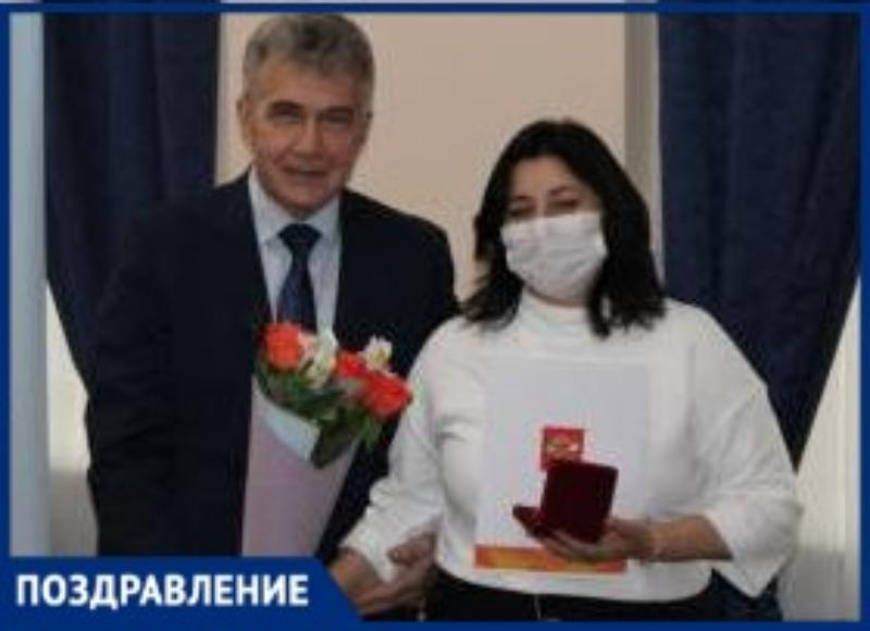 Таганроженке Сенильге Бартеневой вручили медаль за ее бескорыстную помощь людям