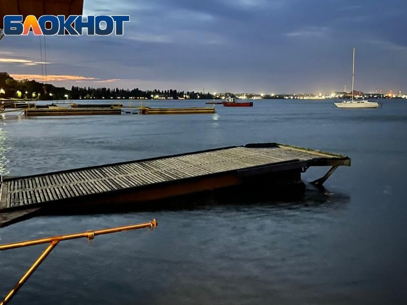 Таганрог затопило. Затопило порт в Таганроге. Уровень воды в порту Таганрог. Гринвич Таганрог затопило. В Таганроге утонули корабли.