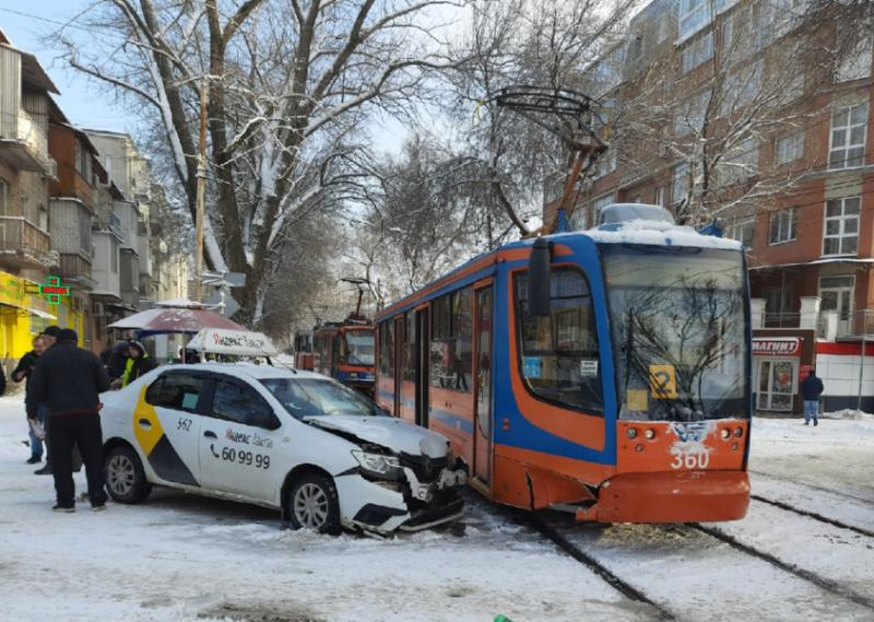 Всё «по-классике»: В Таганроге «встретились» Яндекс Такси и трамвай