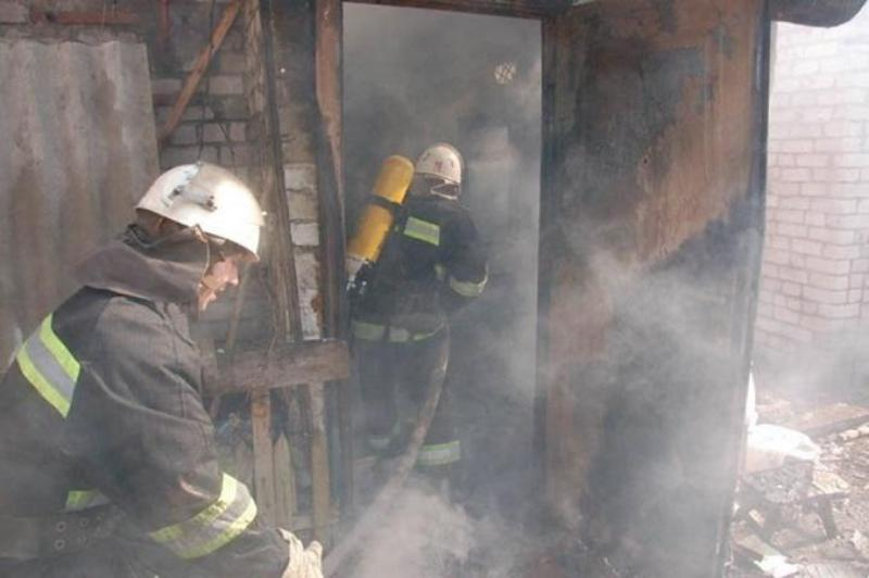 11 человек личного состава и три единицы техники тушили пожар в дачном товариществе Таганрога «Лагуна»