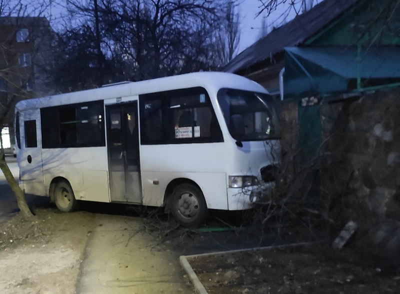 Мужчина на угнанной маршрутке врезался в дом в Таганроге