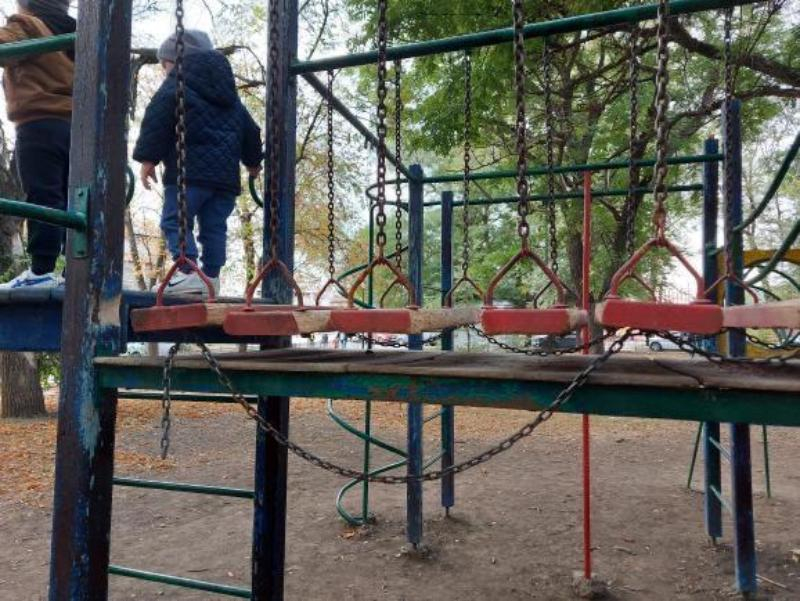 Детям здесь не место: детская площадка в центре Таганрога опасна для игры