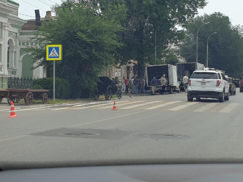 Одну часть на месяц закрыли, другую для съемок оцепили –  что происходит на центральной улице Таганрога
