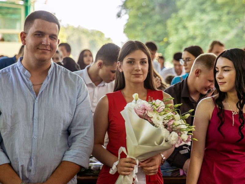 В Таганроге выпускникам вручили дипломы в городском парке