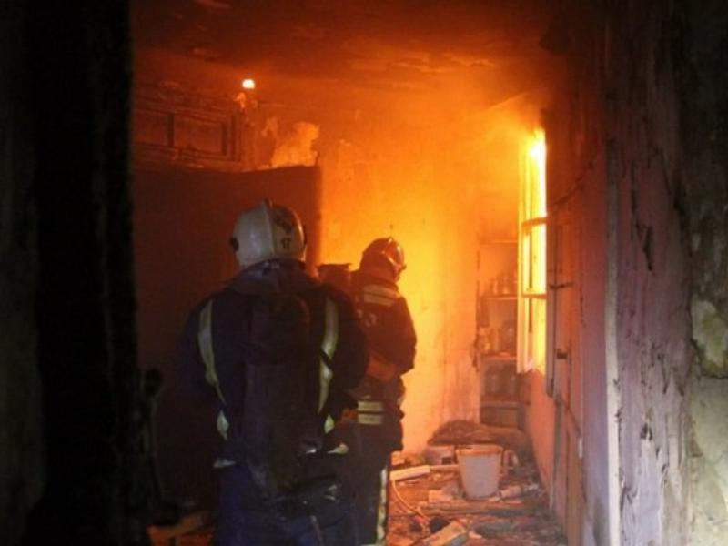 За выходные в Таганроге сгорела «Хонда» и заброшенное здание