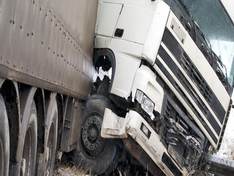 «И на твоей улице перевернётся грузовик с пряниками»: под Таганрогом произошло «мясное» ДТП