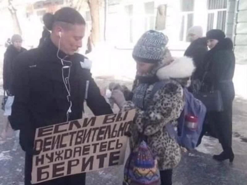 «Возьмите, если вы нуждающийся»: на улицах Таганрога парень раздавал деньги прохожим