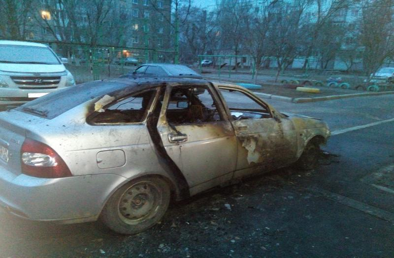 В Таганроге глубокой ночью сгорела «Лада Приора»