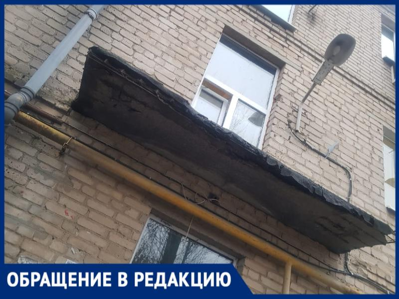 «Весь грязный и едва не погиб!»: на жителя Таганрога обрушилась часть козырька подъезда