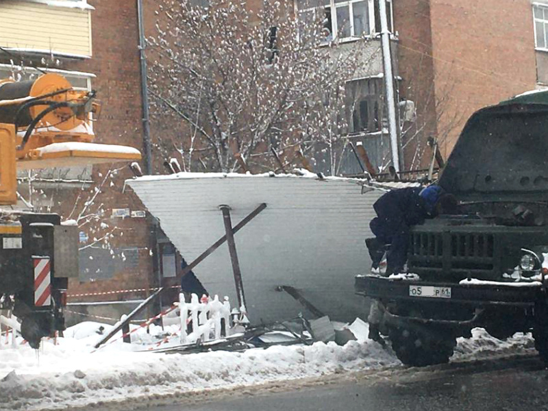 «Даже строения в шоке от снега?»: в Таганроге рухнула остановка