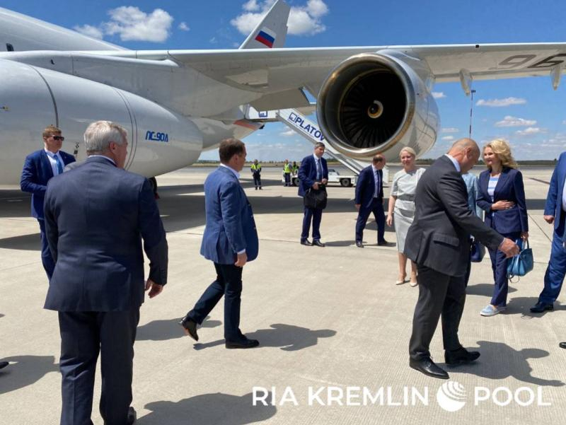 В закрытый аэропорт Ростова прибыл Дмитрий Медведев