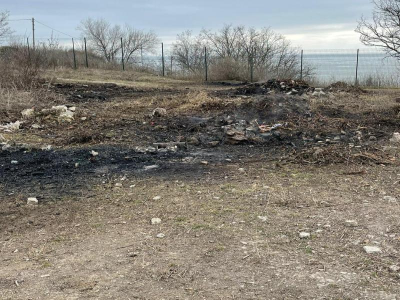 И снова пожар: жители Таганрога выяснили, кто разводит костры на территории Приморского парка