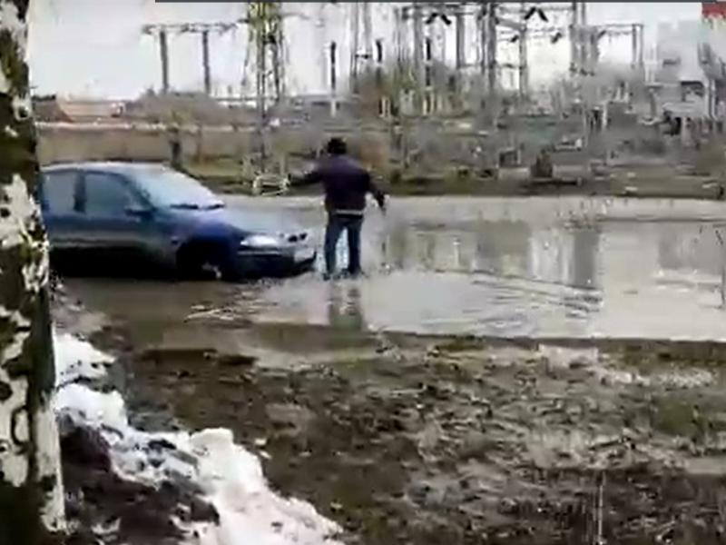 В Таганроге новый водоём по Пархоменко «поглотил» автомобиль