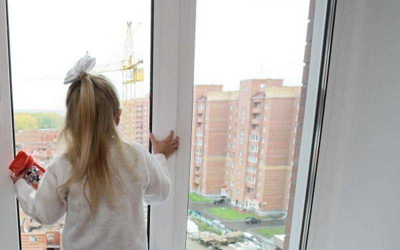 В Таганроге выпал из окна 4-го этажа ребенок