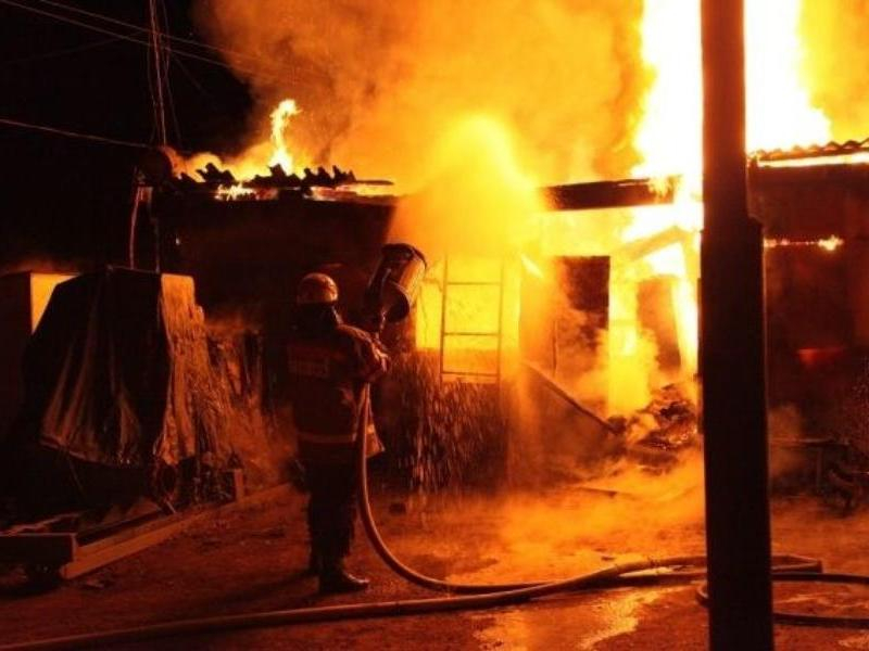 16 пожарных тушили огонь на даче в СНТ «Радуга» Таганрога