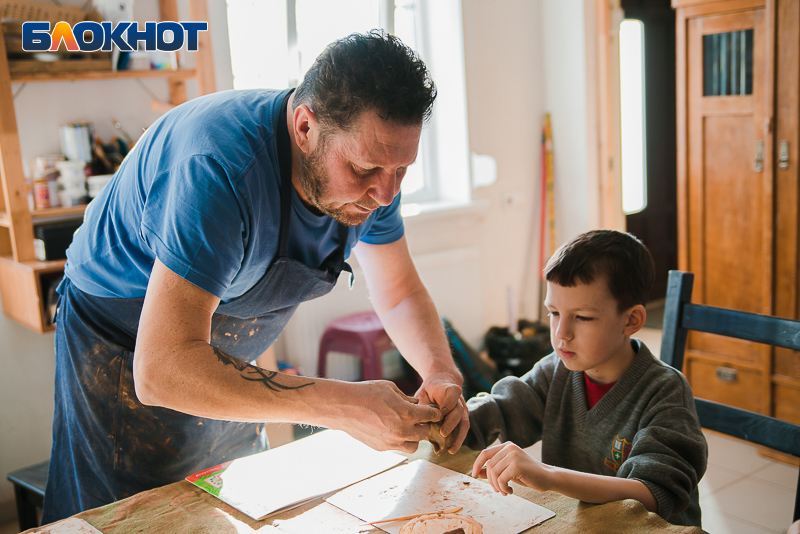 На гончарном мастер-классе в Таганроге дети научились делать игрушки из глины