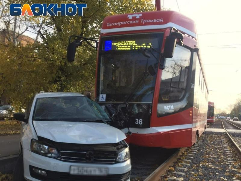Очередной новый трамвай Таганрога пострадал из-за невнимательного водителя