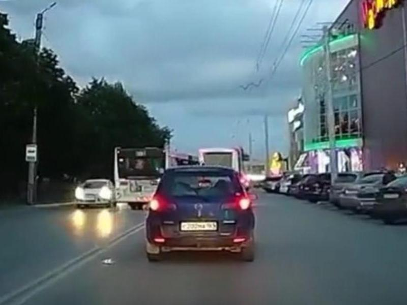 Безопасное вождение?! Не, не слышали: таганрогские водители автобусов продолжают лихачить