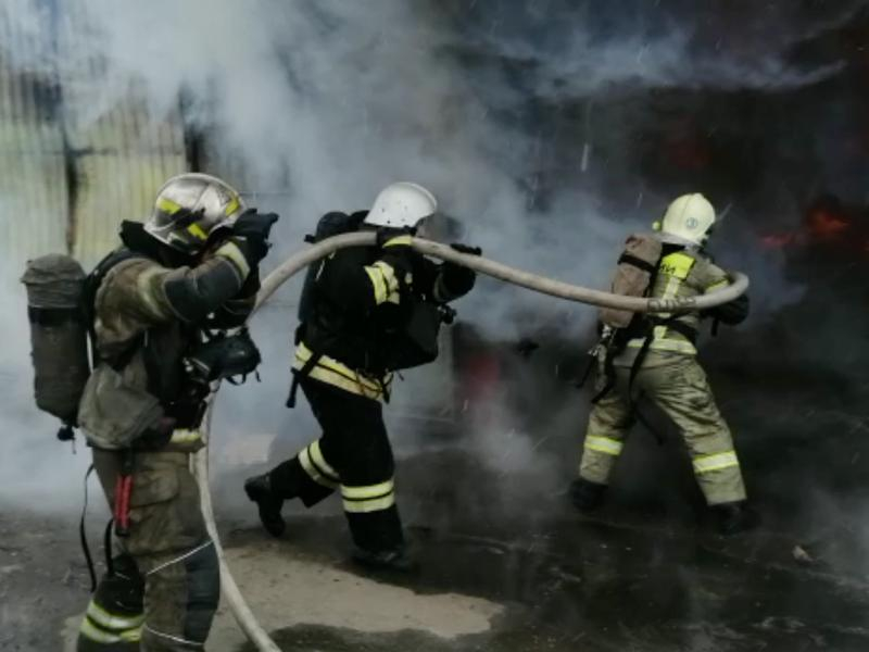 В Таганроге сгорела хозяйственная постройка на площади Мира