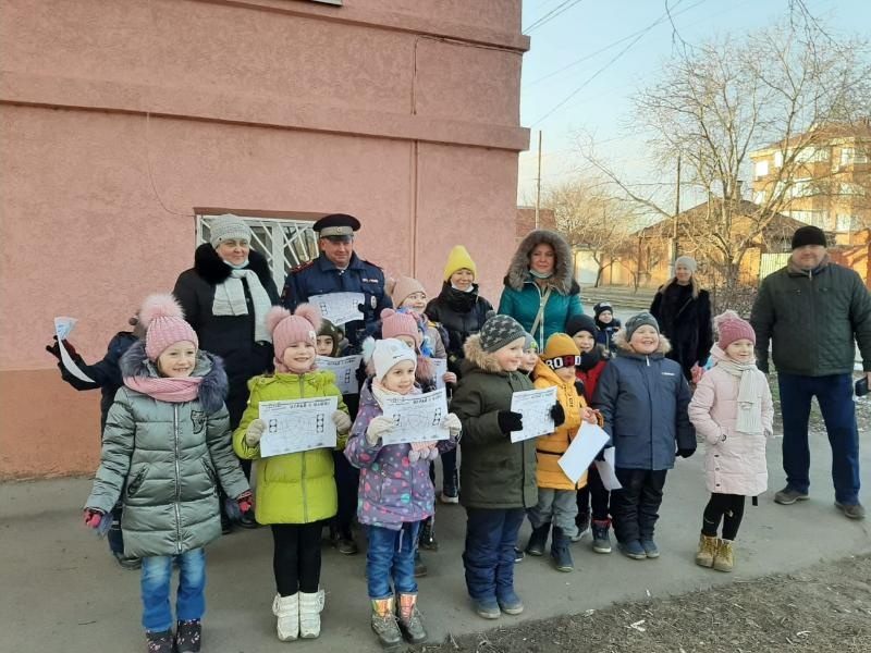 «Пусть дорога будет доброй»: детский сад «Здоровый ребёнок» вместе с инспекторами ГИБДД Таганрога провели акцию
