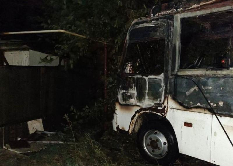 Маршрутный автобус загорелся ночью в Таганроге