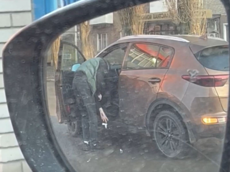 В Таганроге зафиксировали желающего получить штраф за выброшенный из машины мусор