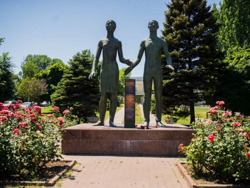 Календарь: Сегодня 46 лет исполняется таганрогскому памятнику, прозванному в народе «Слепые»