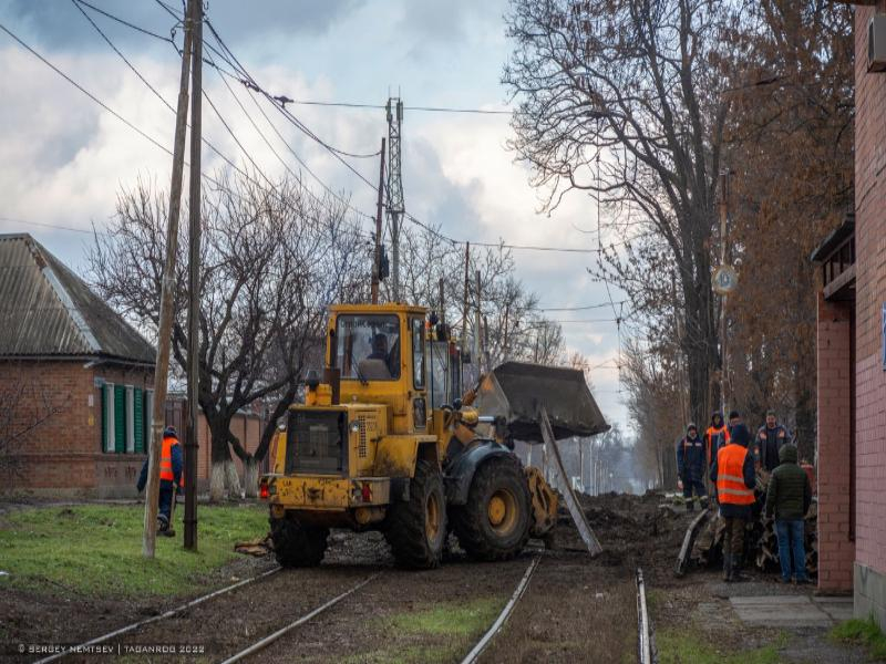 «Всё уже перерыли!»:  таганрожцы об очередном демонтаже трамвайных путей