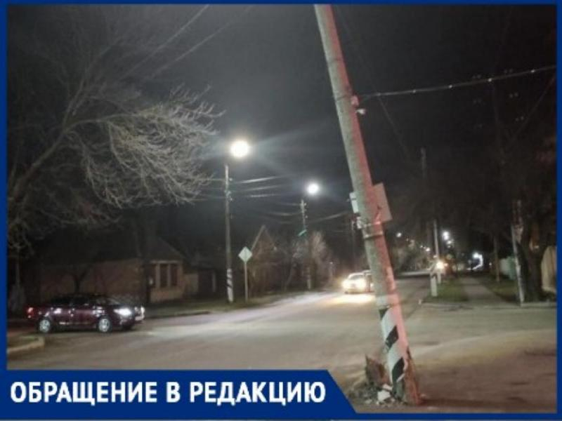 «На соплях, до первого ветра!»: жителей улицы Театральная в Таганроге напугал фонарный столб