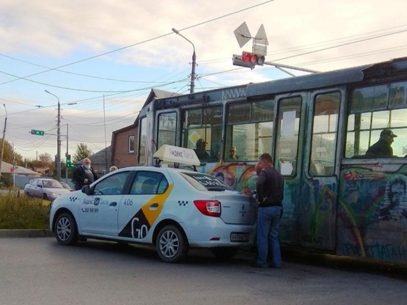 Такси врезалось в трамвай с изображением Антона Чехова